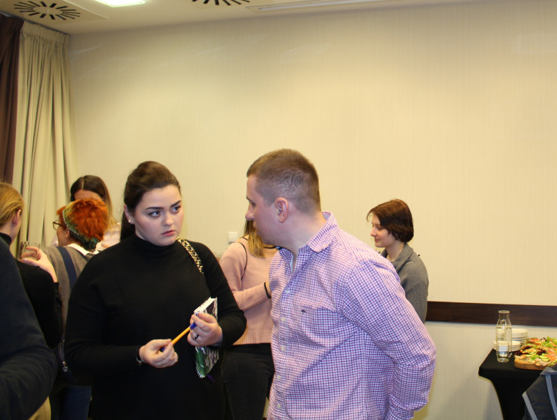 Uczestnicy, prelegenci i organizatorzy 2. edycji NorCamp w czasie przerwy kawowej w sali networkingu