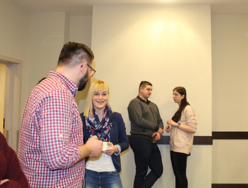 Uczestnicy, prelegenci i organizatorzy 2. edycji NorCamp w czasie przerwy kawowej w sali networkingu