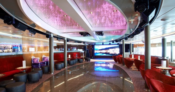 W Fjord Lounge codziennie wieczorem odbywają się zabawy i występy na żywo. 