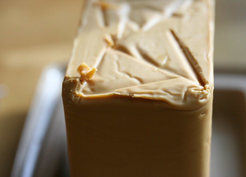 Brunost charakteryzuje się lekko karmelowym posmakiem.