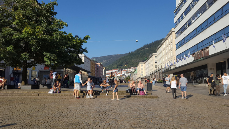 Przy pierwszym spotkaniu Norwegowie często pytają rozmówcę o to, skąd pochodzi. Jest to znacznie ułatwienie dla zrozumienia trudniejszych dialektów z różnych części kraju.
