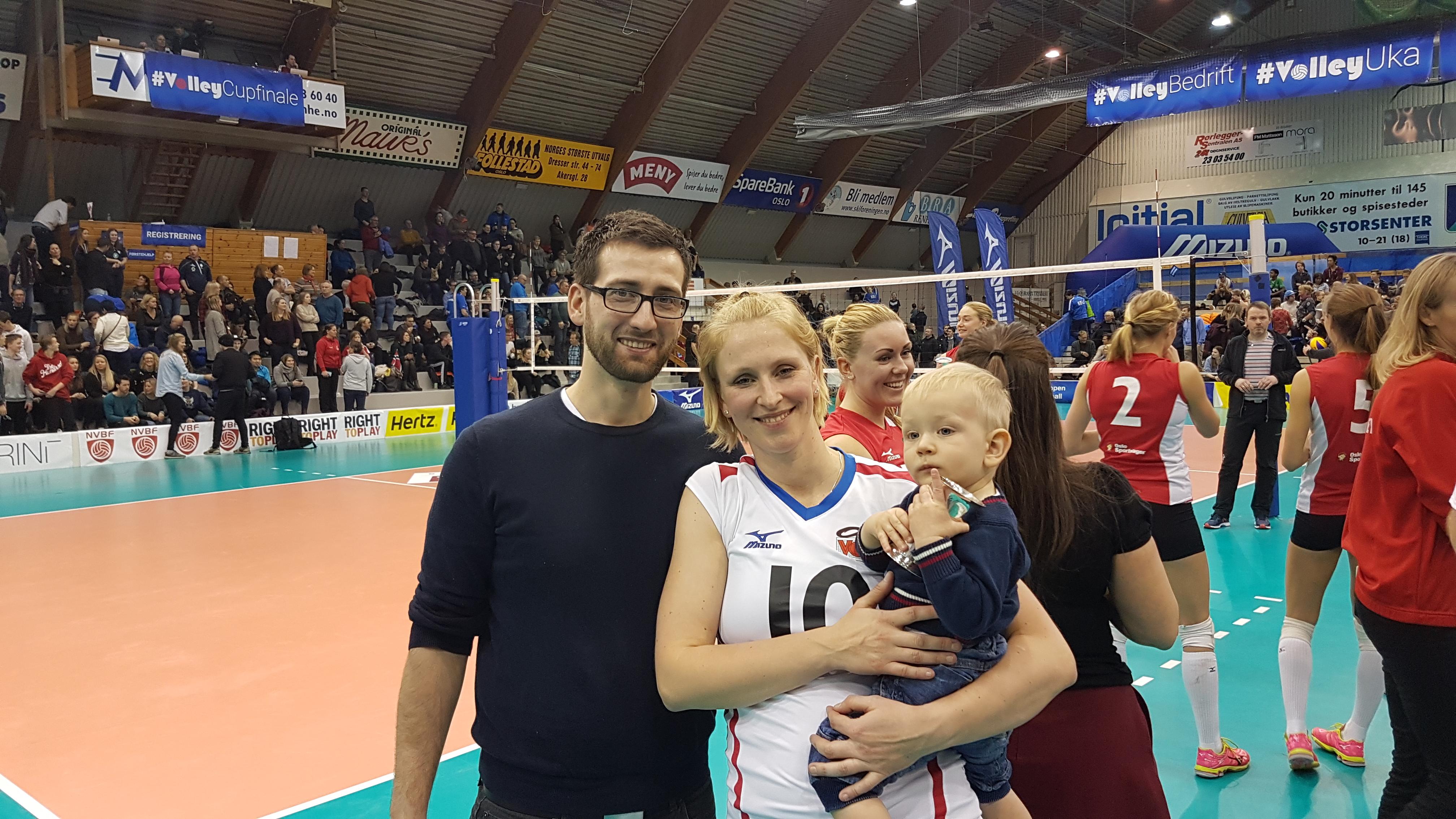 Edyta i Maciej Szynalikowie z synem.