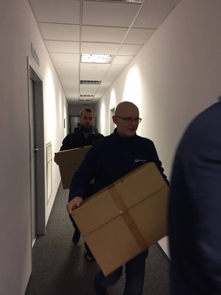 Wnoszenie kartonów z kalendarzami zaangażowana była cała męska część firmy. 