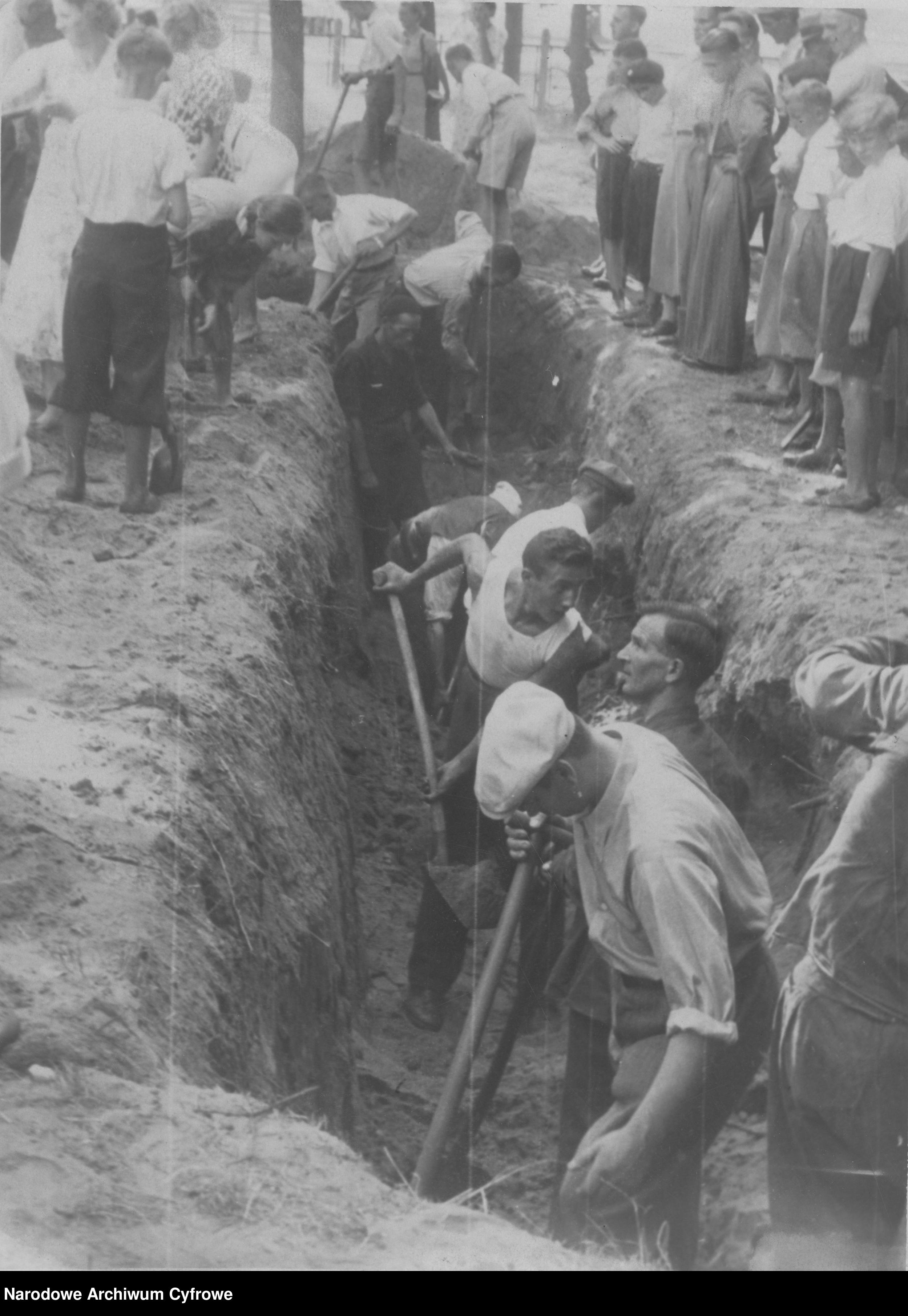 Kopanie rowów przeciwlotniczych, sierpień 1939