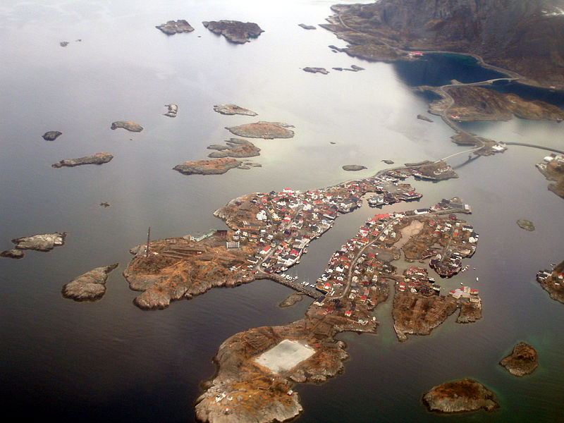 Widok na Henningsvær w roku 2008, w trakcie budowy boiska.