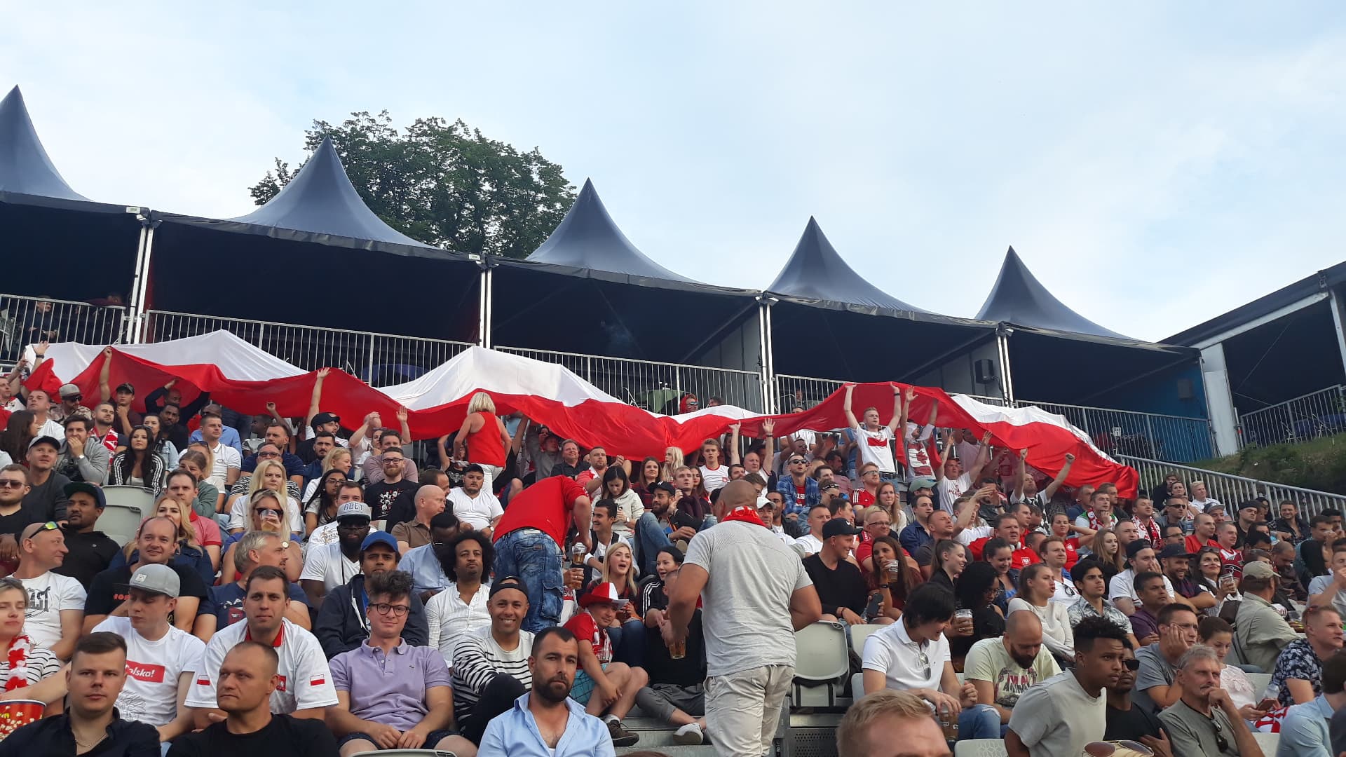 Po pierwszej połowie Polska przegrywa z Kolumbią, kibice jednak nie tracą nadziei.
