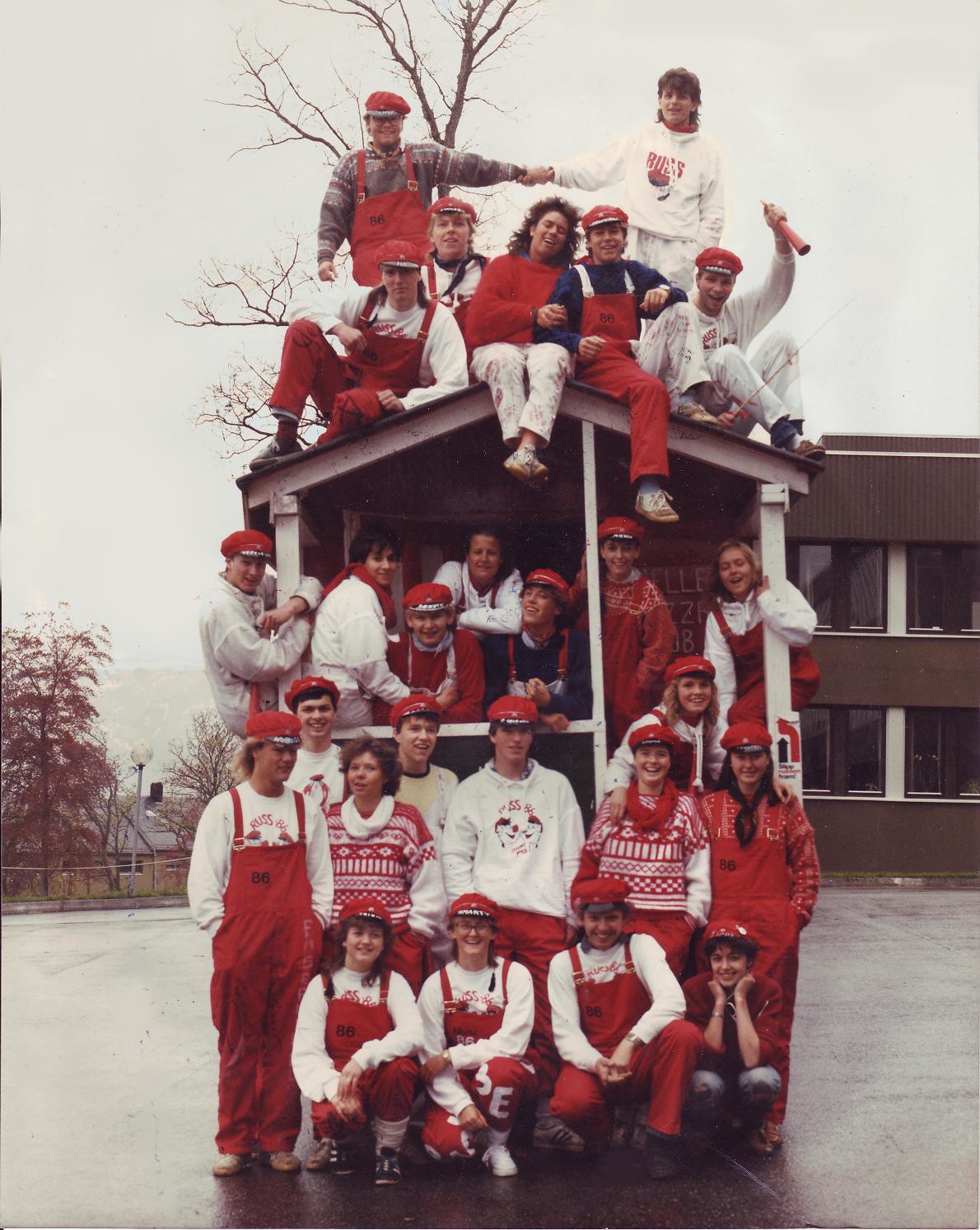 Grupa nastolatków świętujących russetid w Ålesund, Norwegia, maj 1986.