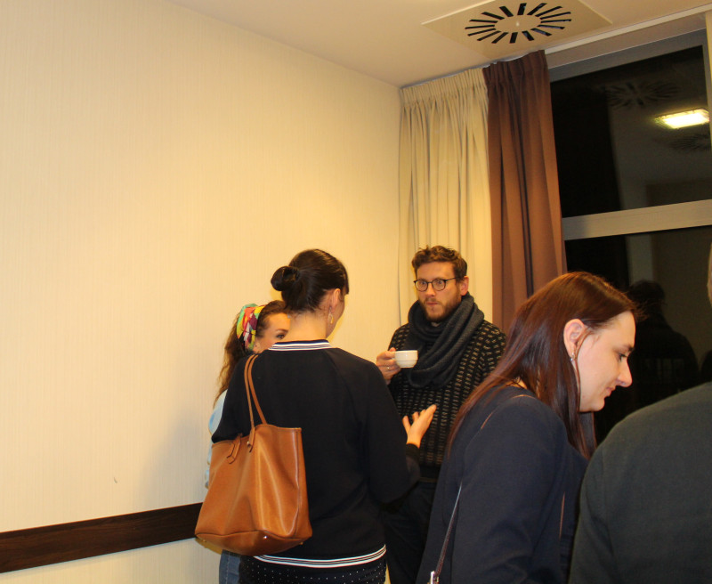 Uczestnicy, prelegenci i organizatorzy 2. edycji NorCamp w czasie przerwy kawowej w sali networkingu