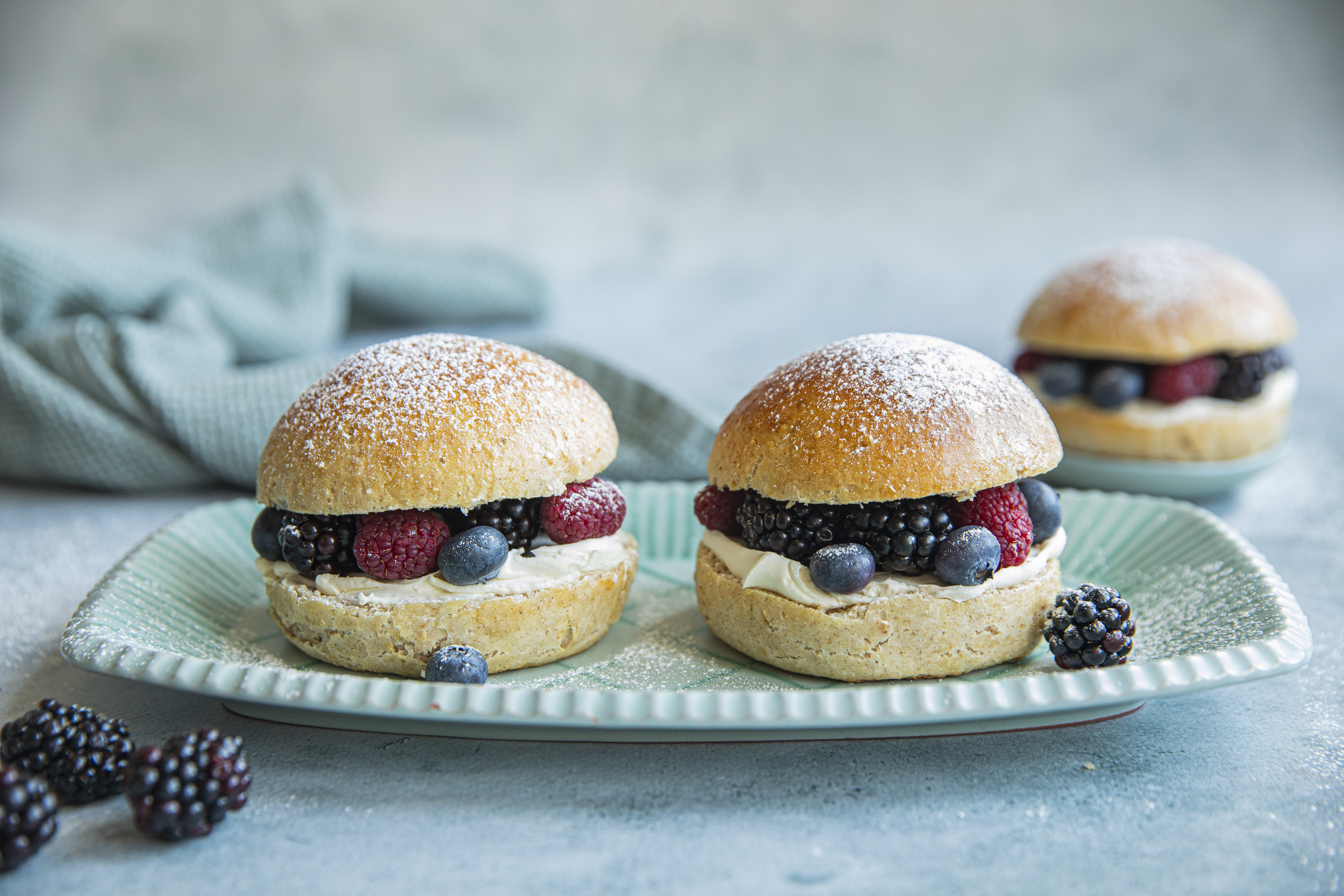 Świeże owoce zastępują tradycyjny dżem.