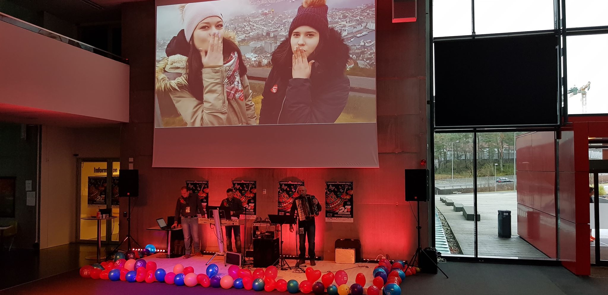 Nie zabraknie koncertów i pokazów. Dziś zagrają m.in. DJ Sławomir, Paulina Wejcherowska, OVTSIDERZ, Agata. Na scenie zobaczymy też tancerki: Aleksandrę Kaźmierską i Zuzannę Bieńkowską.