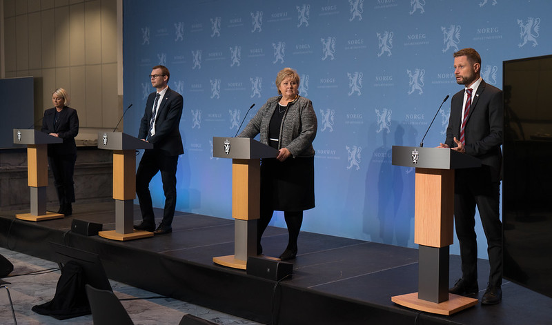 Oprócz Erny Solberg na spotkaniu byli także obecni minister zdrowia i opieki Bent Høie, minister sprawiedliwości i zarządzania kryzysowego Monica Mæland oraz minister ds. dzieci i rodziny Kjell Ingolf Ropstad.
