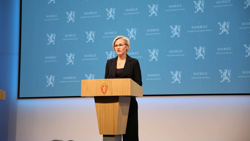 – Celem władz jest opóźnienie rozprzestrzeniania się nowej mutacji w Norwegii – komentuje działania rządu minister zdrowia Ingvild Kjerkol.