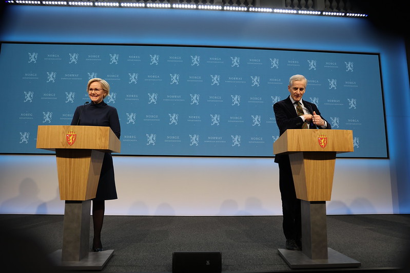 Podczas sobotniej konferencji premier rozpakował nową maseczkę i stwierdził, że na wszelki wypadek będzie trzymał ją w kieszeni.