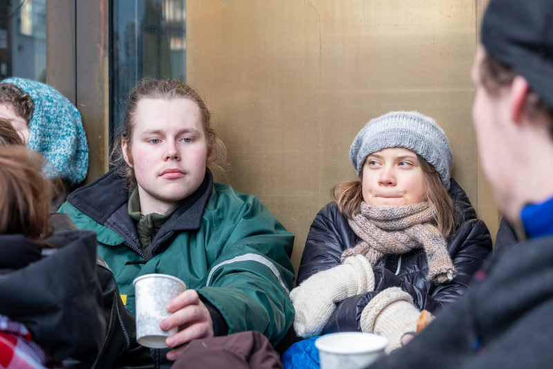 Na zdjęciu: Greta Thunberg przed budynkiem Ministerstwa Energii i Ropy Naftowej.