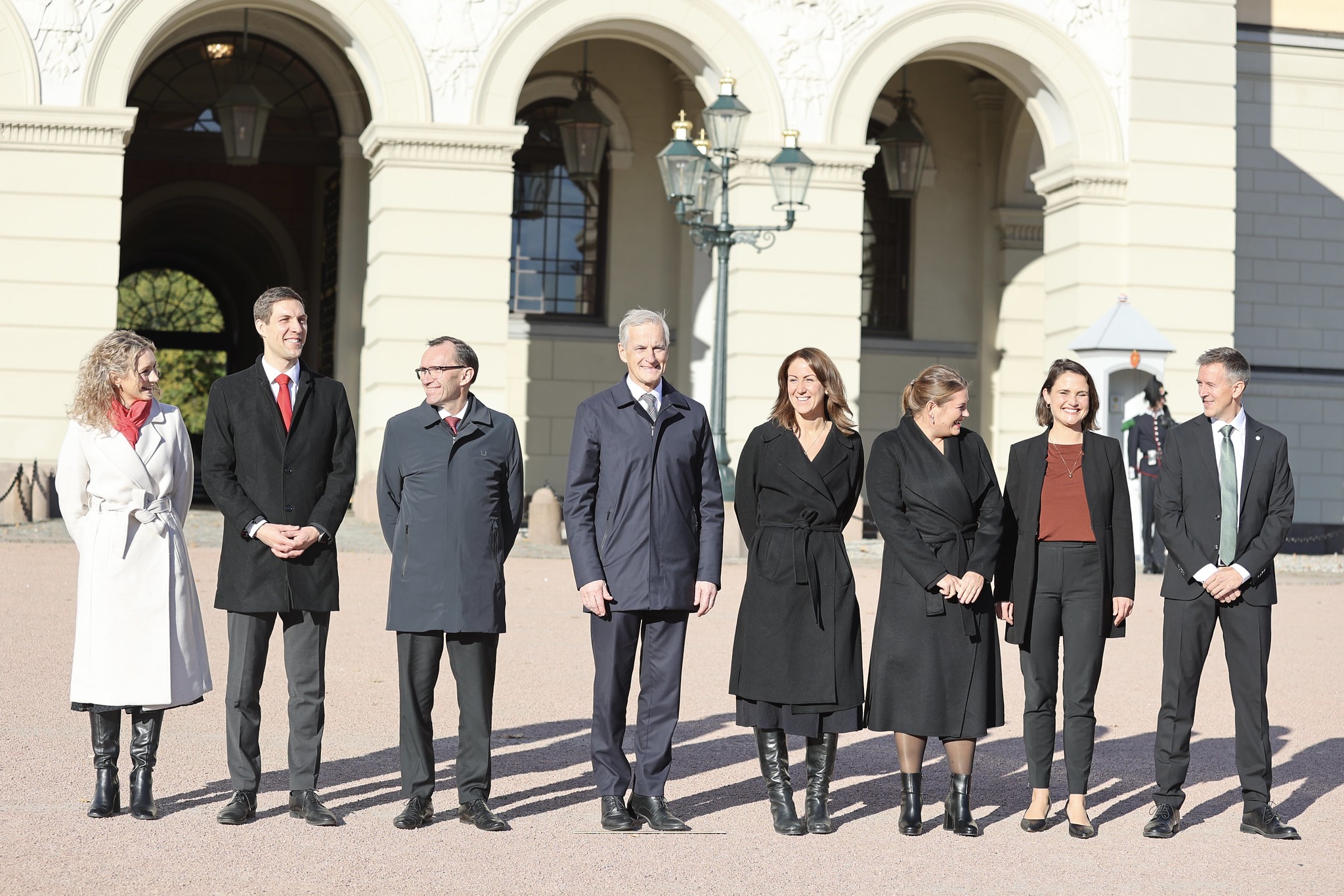 Po lewej stronie premiera stanęły Tonje Brenna, Kari Nessa Nordtun (15) oraz Cecilie Myrseth (16). Dwie ostatnie objęły stanowiska minister edukacji oraz minister rybołówstwa.
