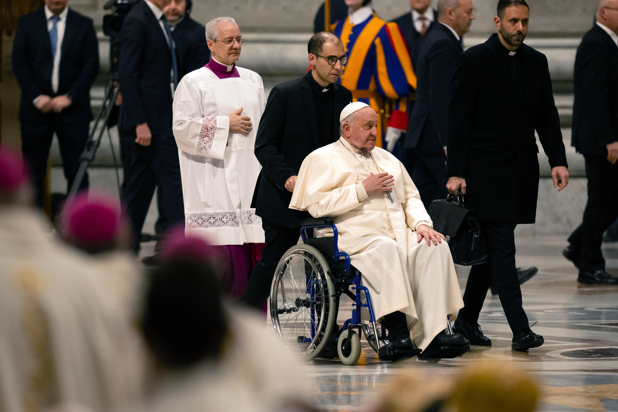 Papież Franciszek pod koniec życia poruszał się na wózku inwalidzkim.