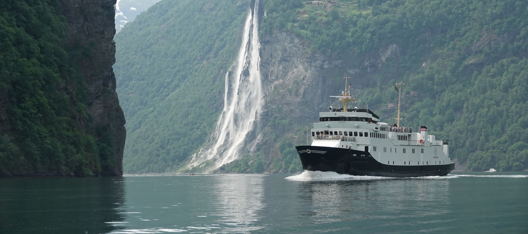 Podróż promem po fiordzie Geirangerfjord