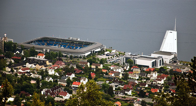 Panorama Molde z widokiem na Aker Stadion.