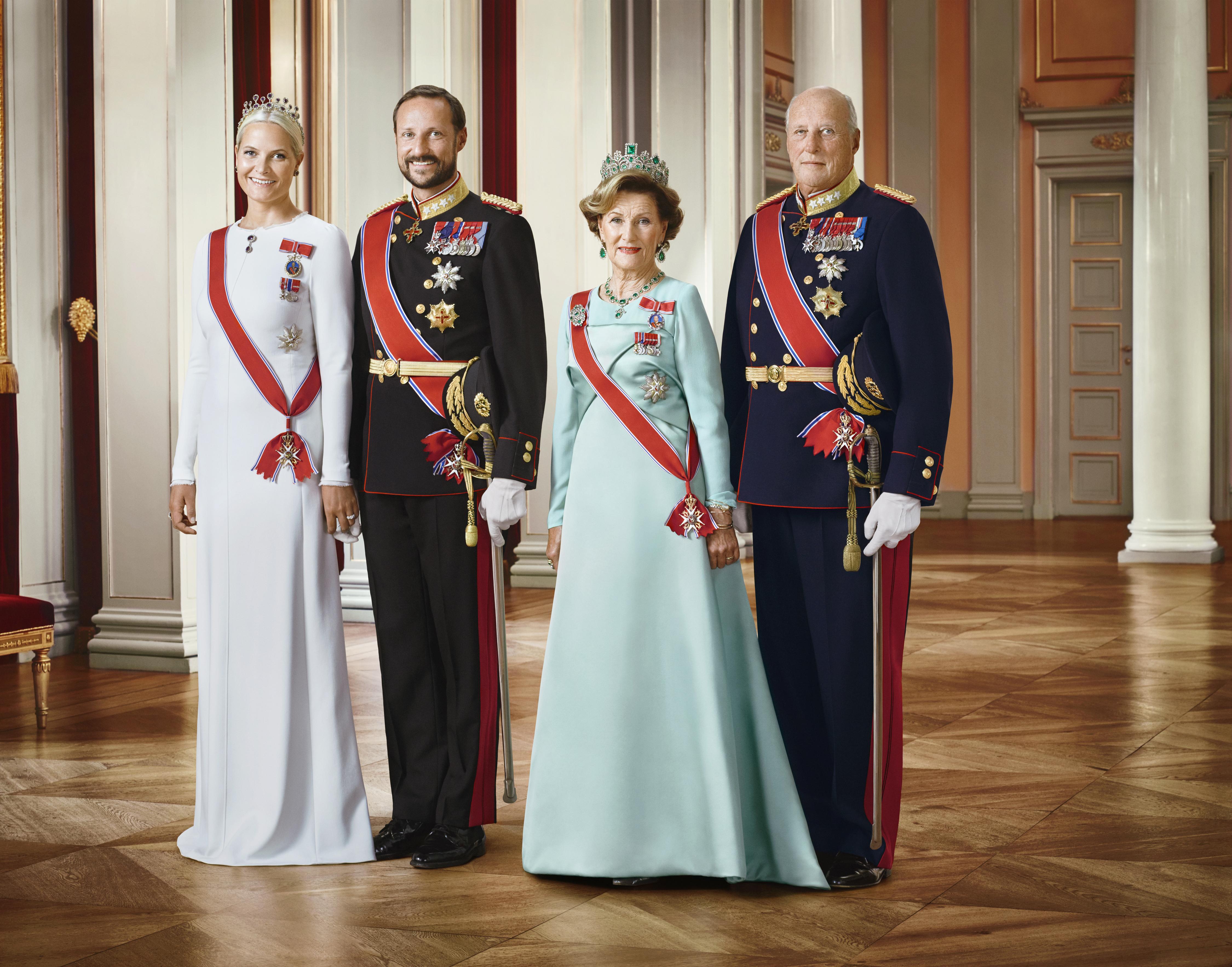 Od prawej: Król Harald, Królowa Sonja, Książe Haakon oraz Księżna Mette-Marit.