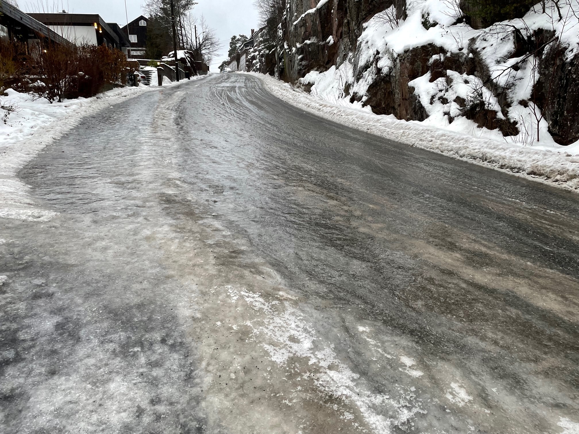 Na norweskich drogach wciąż może dochodzić do lokalnych oblodzeń.
