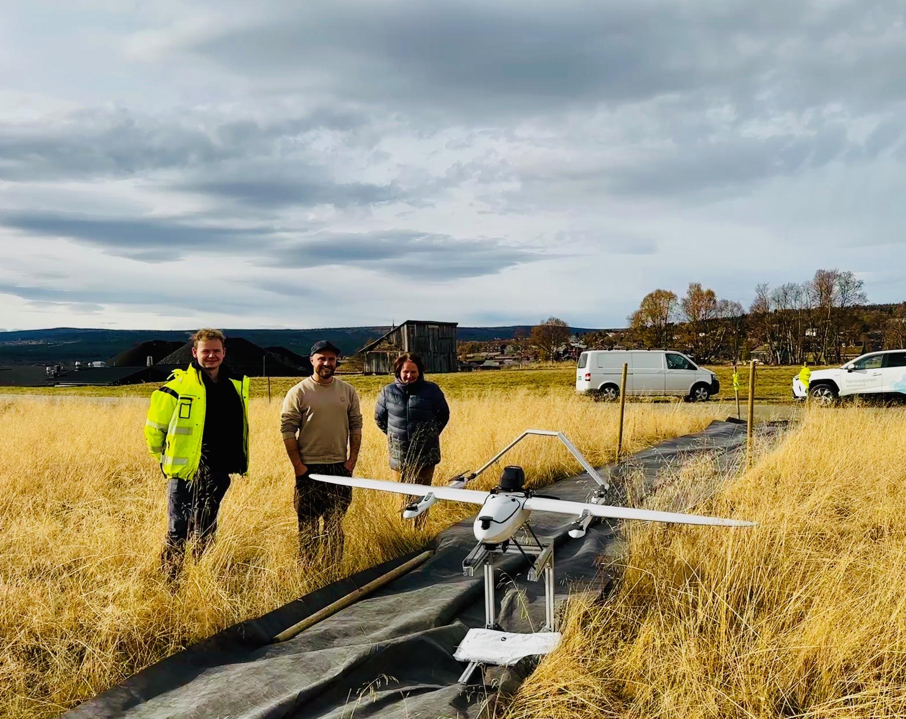 Na zdjęciu: osoby zaangażowane w projekt wraz z dronem przeznaczonym do dostarczania żywności.