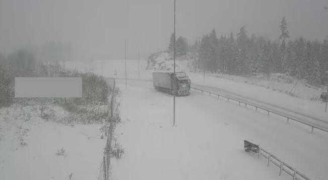 Utrudnienia wywołane śnieżnym chaosem zauważalne były także w innych obszarach Norwegii.