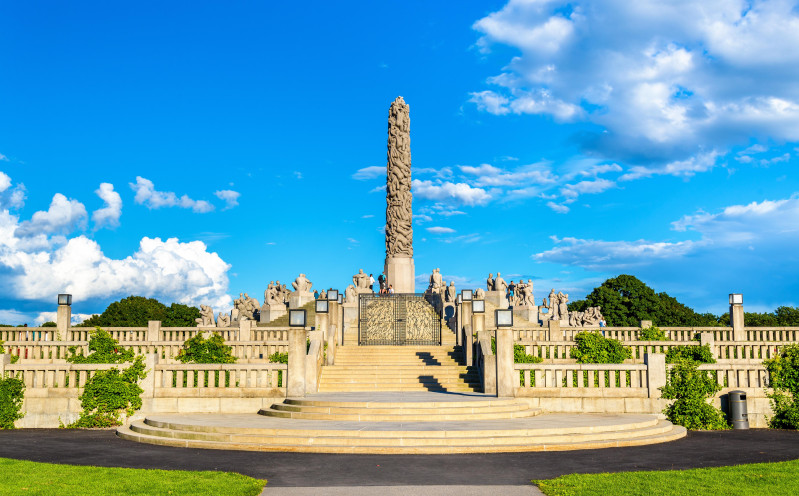 Monolit - jedna z najsłynniejszych rzeźb w parku