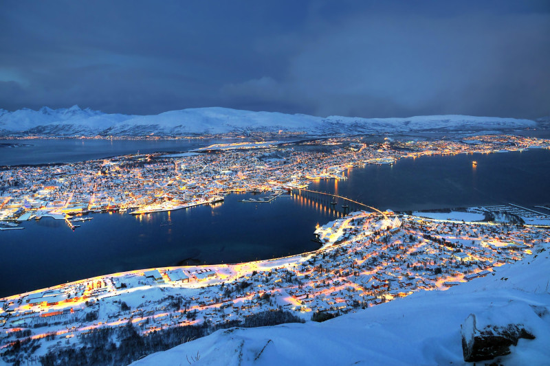Na wzniesienie górujące nad Tromsø można też wjechać kolejką linową.