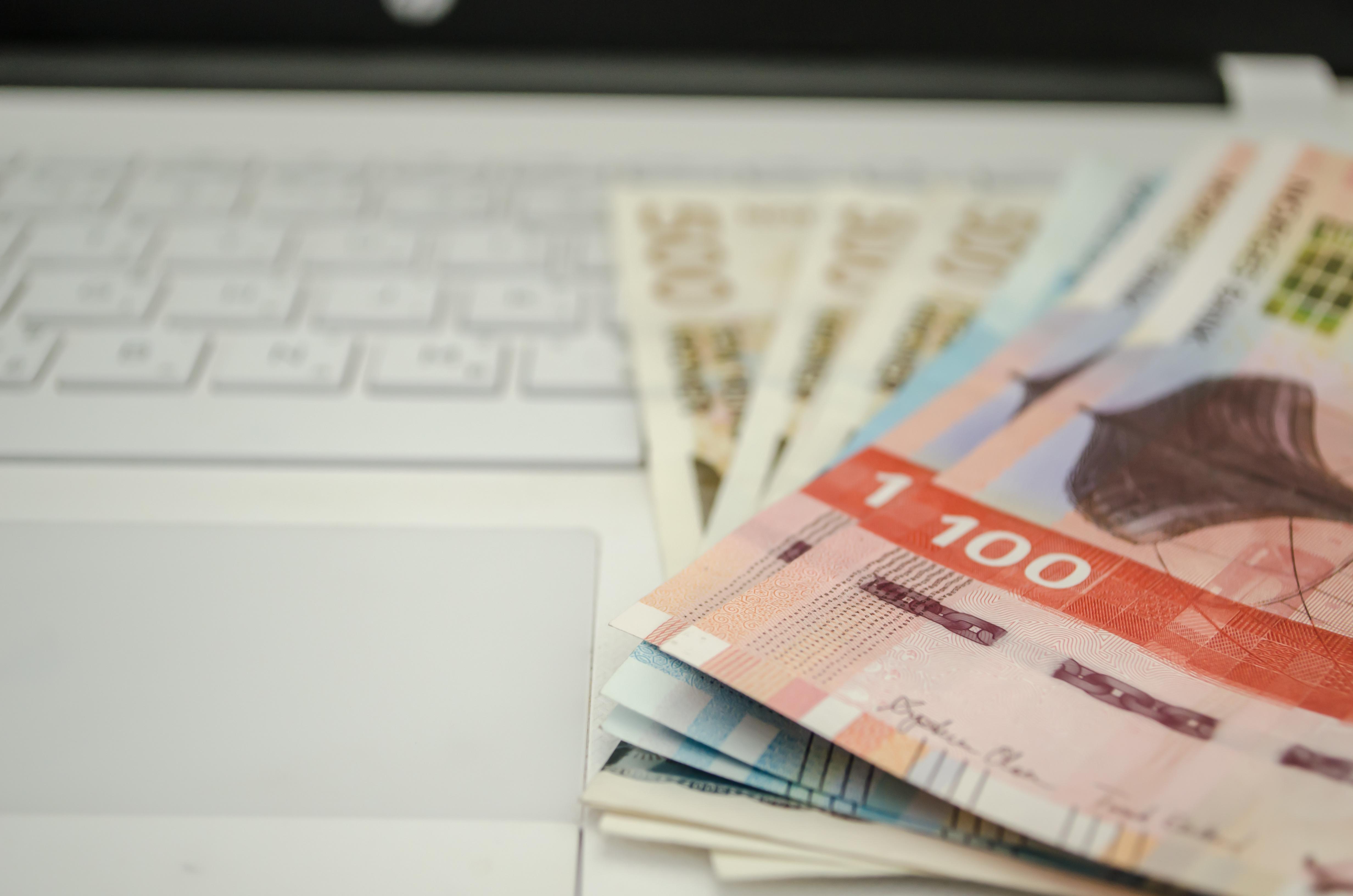 Internetowykantor.pl działa podobnie jak tradycyjny kantor, ale pozwala na wymianę znacznie tańszą i – co równie ważne – wygodniejszą. 