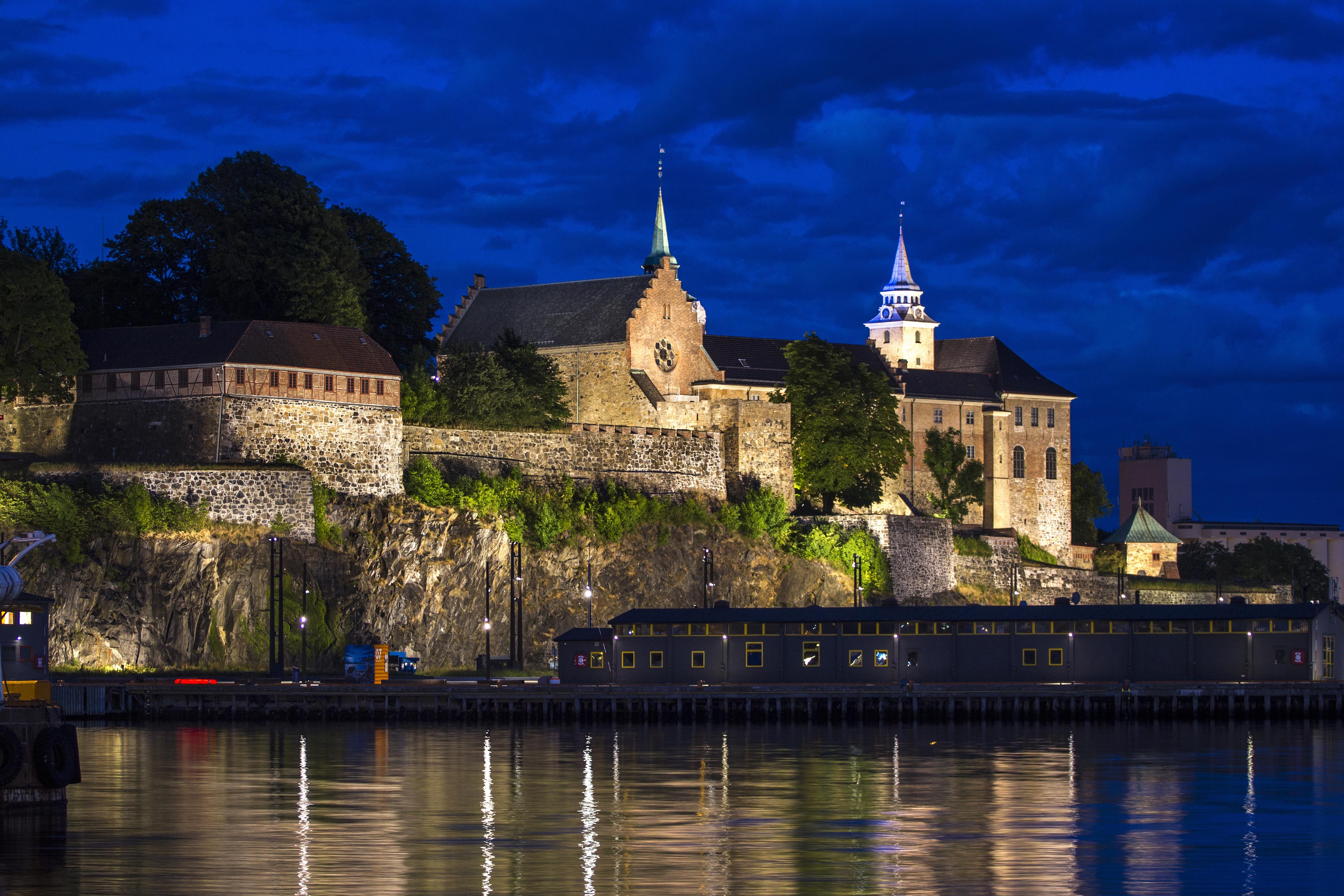Malcanisen stoi na czatach u bram twierdzy Akershus w Oslo.