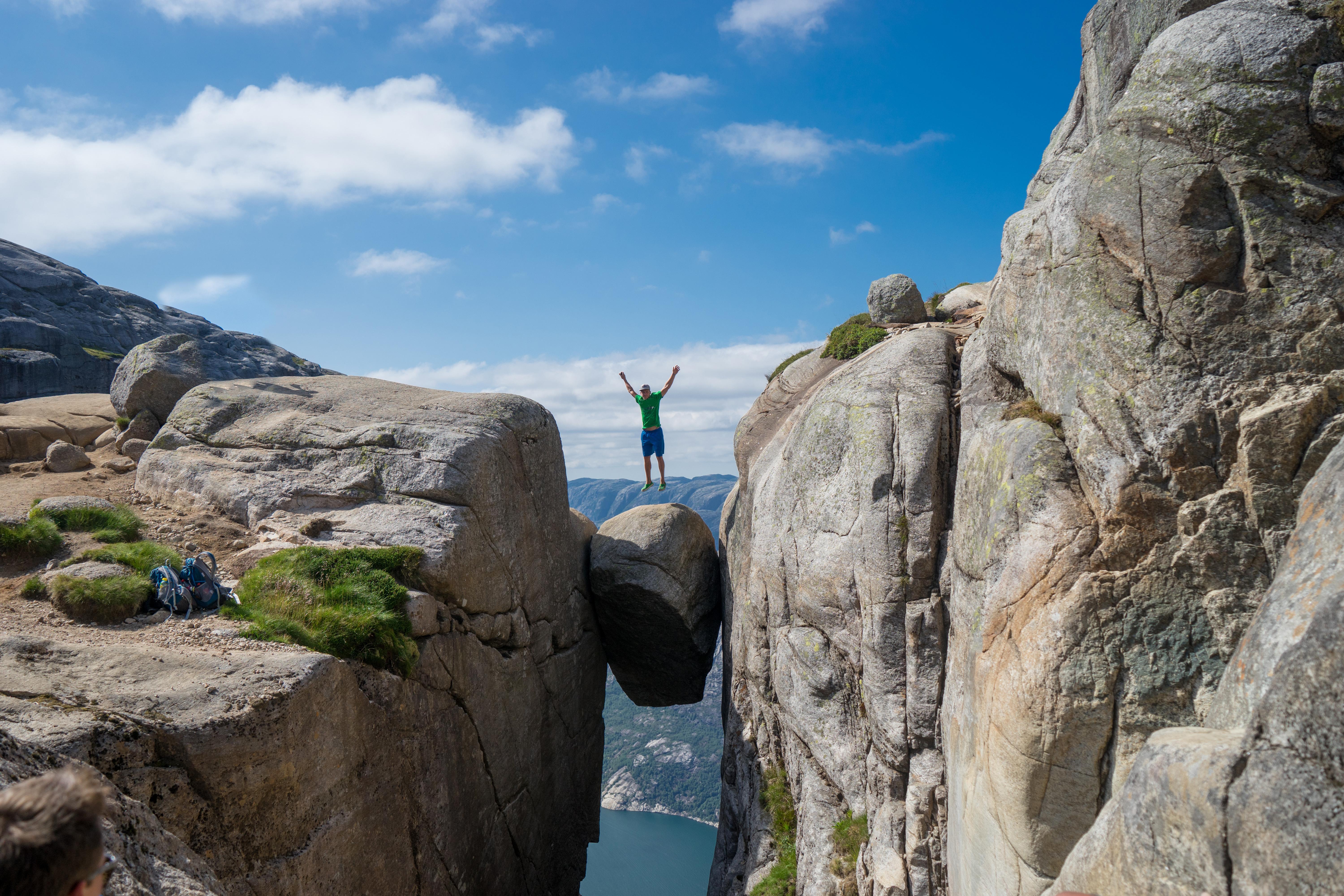 Tuż obok szczytu Kjerag znajduje się głaz Kjeragbolten, chętnie fotografowany przez turystów.