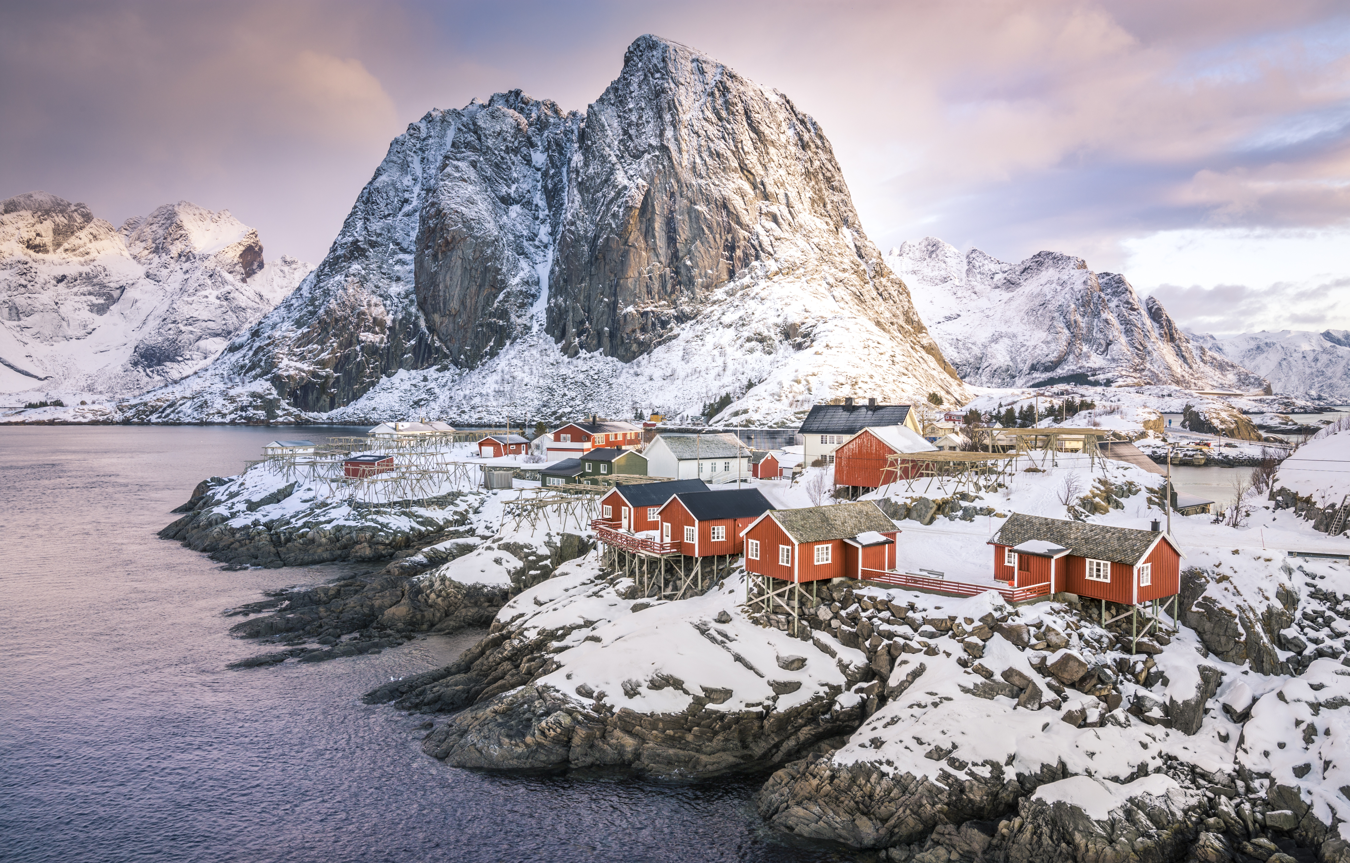 Reine leży na wyspie Moskenesøya, wchodzącej w skład archipelagu Lofotów.