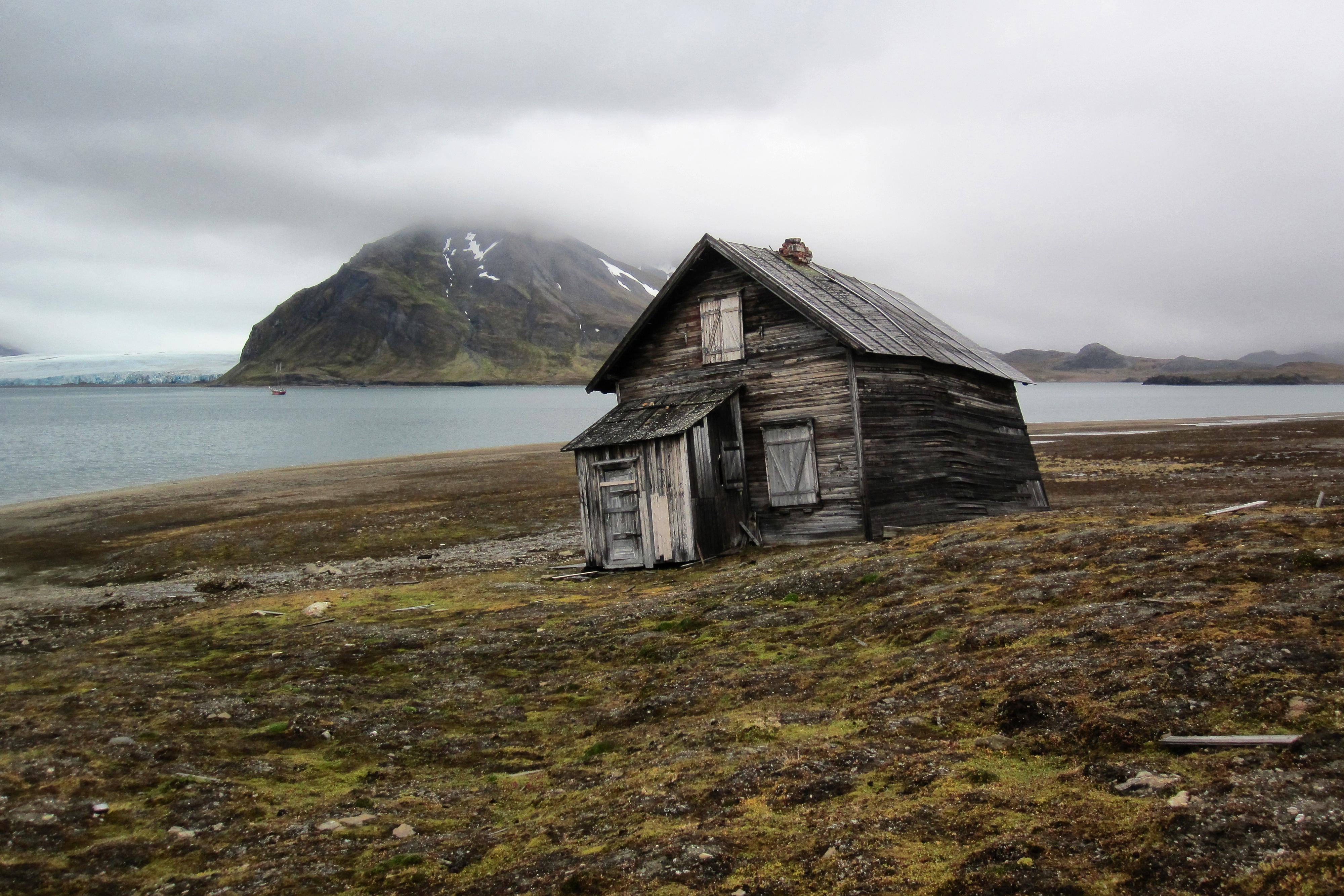 Obecnie tylko Norwegia i Rosja mają stałe osady na Svalbardzie; Longyearbyen i Barentsburg. Na zdjęciu Recherchefjorden.