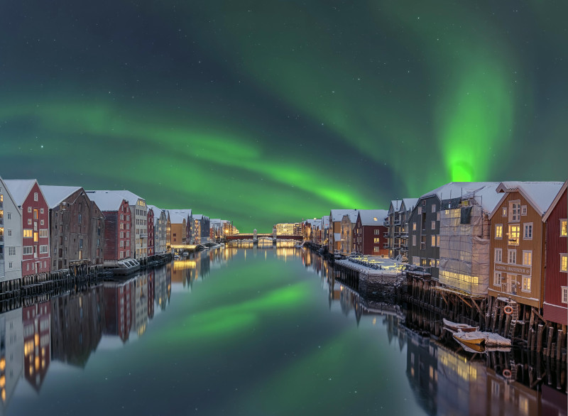 Zimowa zorza polarna nad Trondheim.