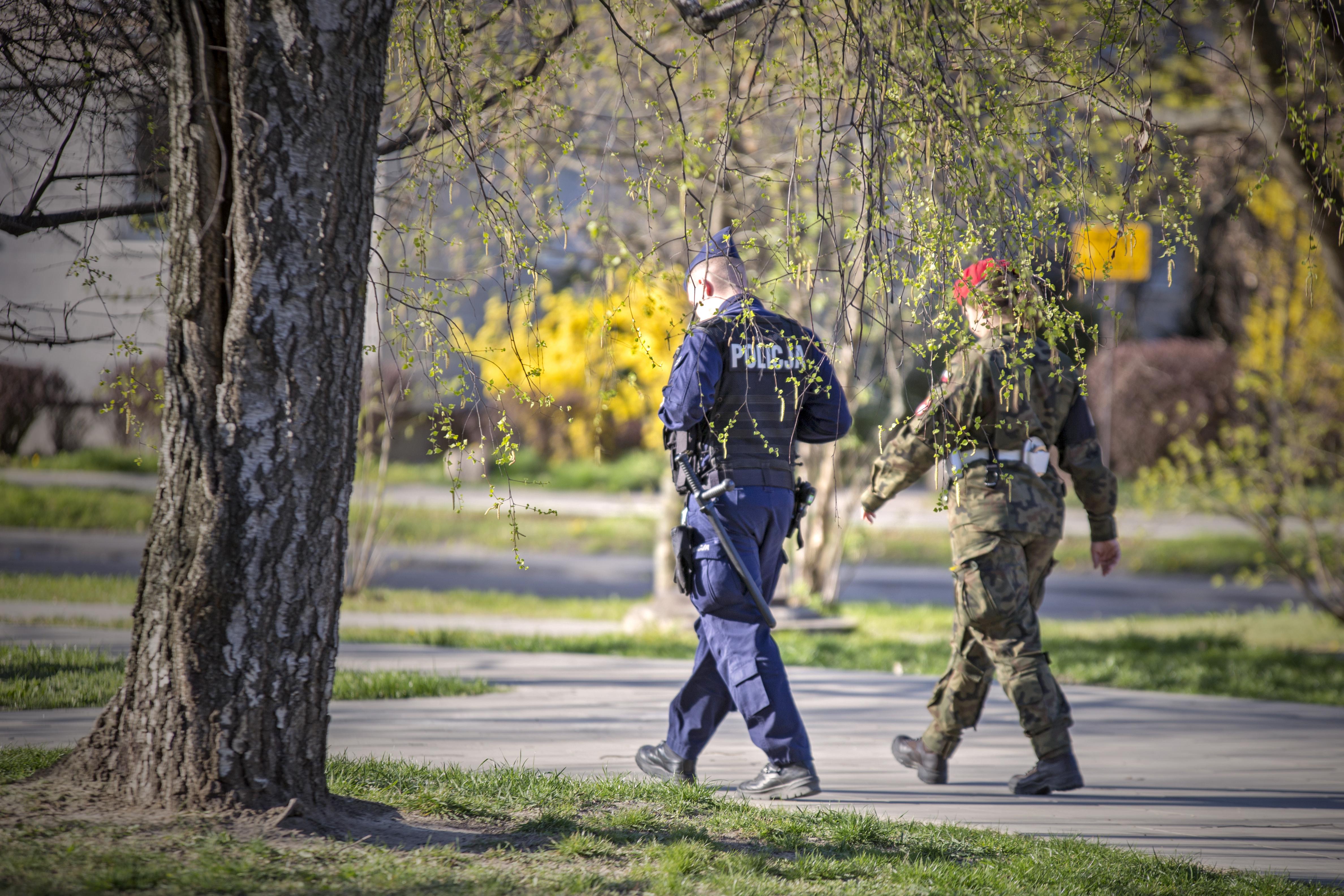Polska: policjant i żołnierz WOT patrolujący okolicę w czasie pandemii. Na przełomie marca i kwietnia każda osoba, która wyszła z domu 'bez ważnego powodu', mogła otrzymać mandat. 