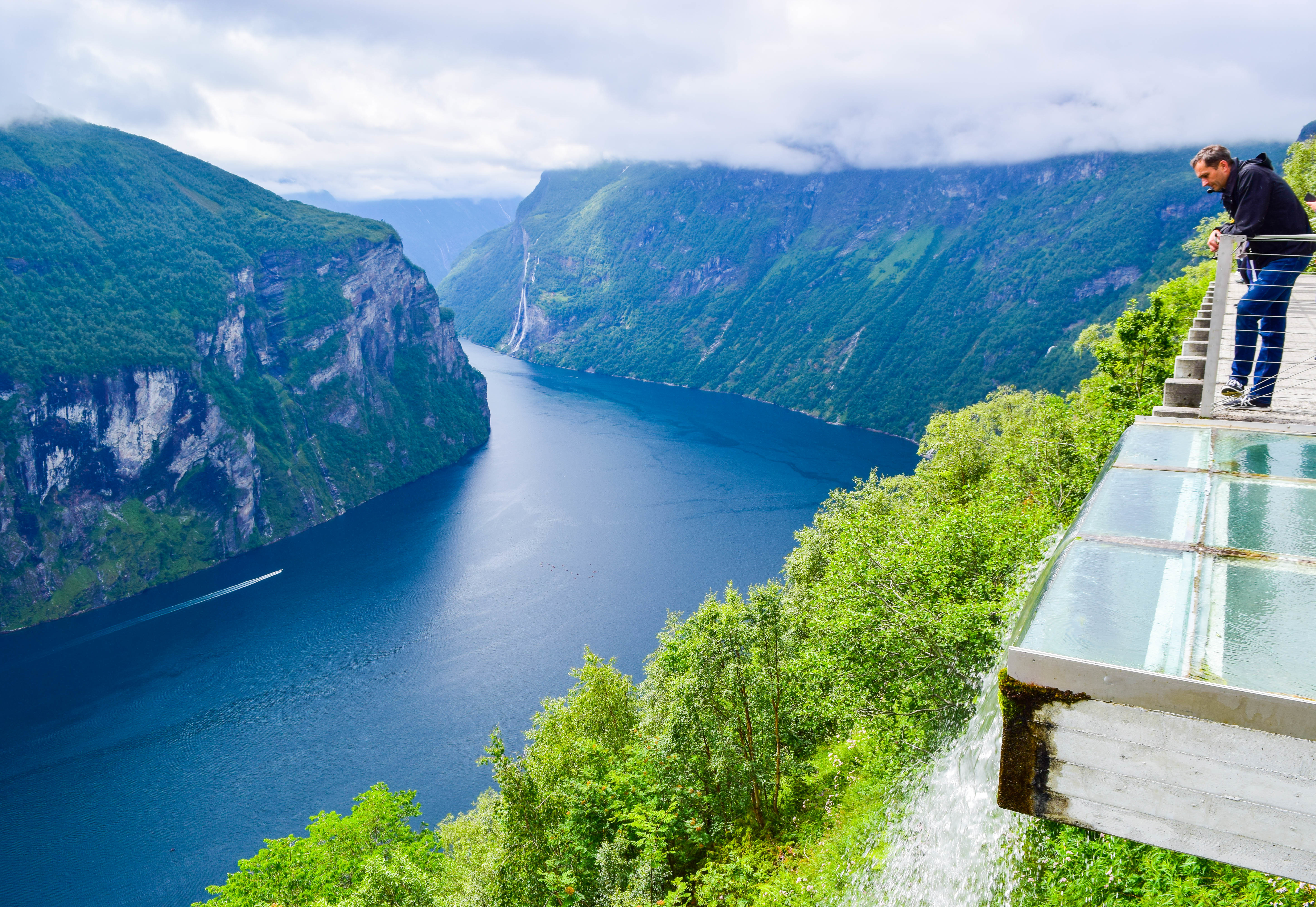 Z Ørnesvingen rozpościera się widok na cały fiord.