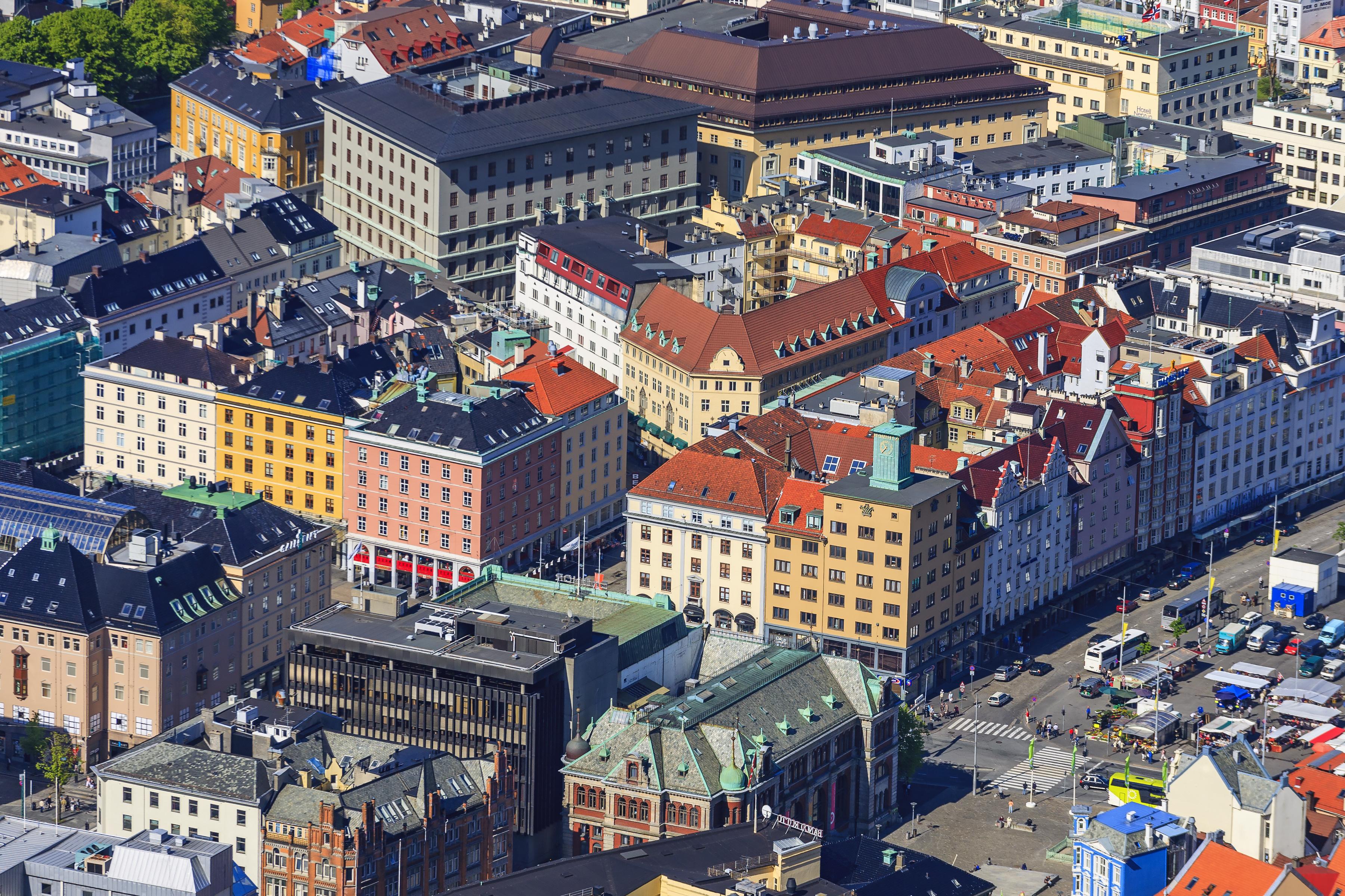 W czasie poszukiwań trzeba wziąć pod uwagę takie aspekty, jak infrastruktura wokół mieszkania czy domu, dojazd do centrum czy też miejsca pracy, połączenia transportem publicznym.
