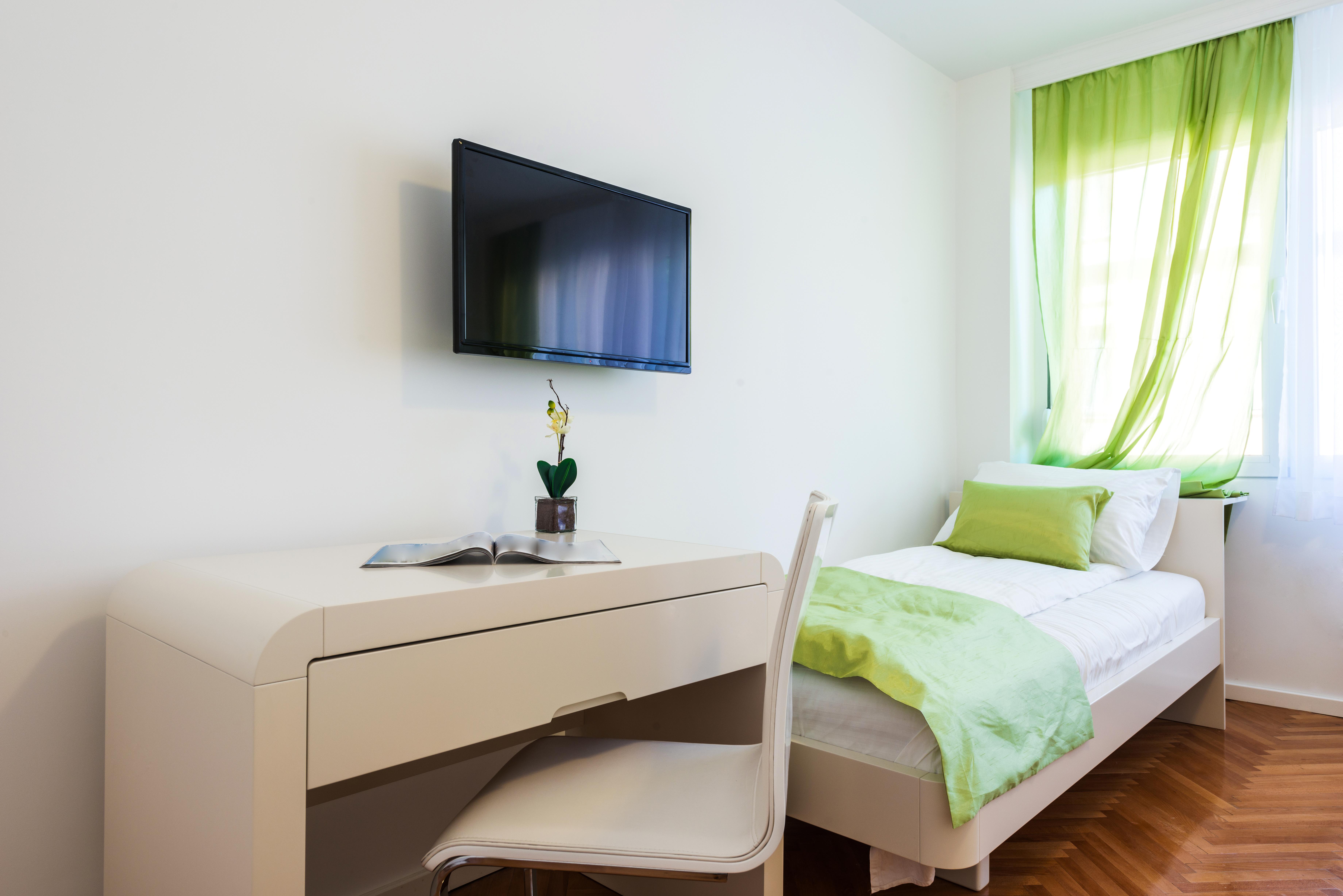 Podróżni udający się na kwarantannę hotelową muszą zarejestrować się tam po przybyciu na miejsce. Mogą zostać poddani wyrywkowej kontroli, czy przestrzegają zasad kwarantanny.