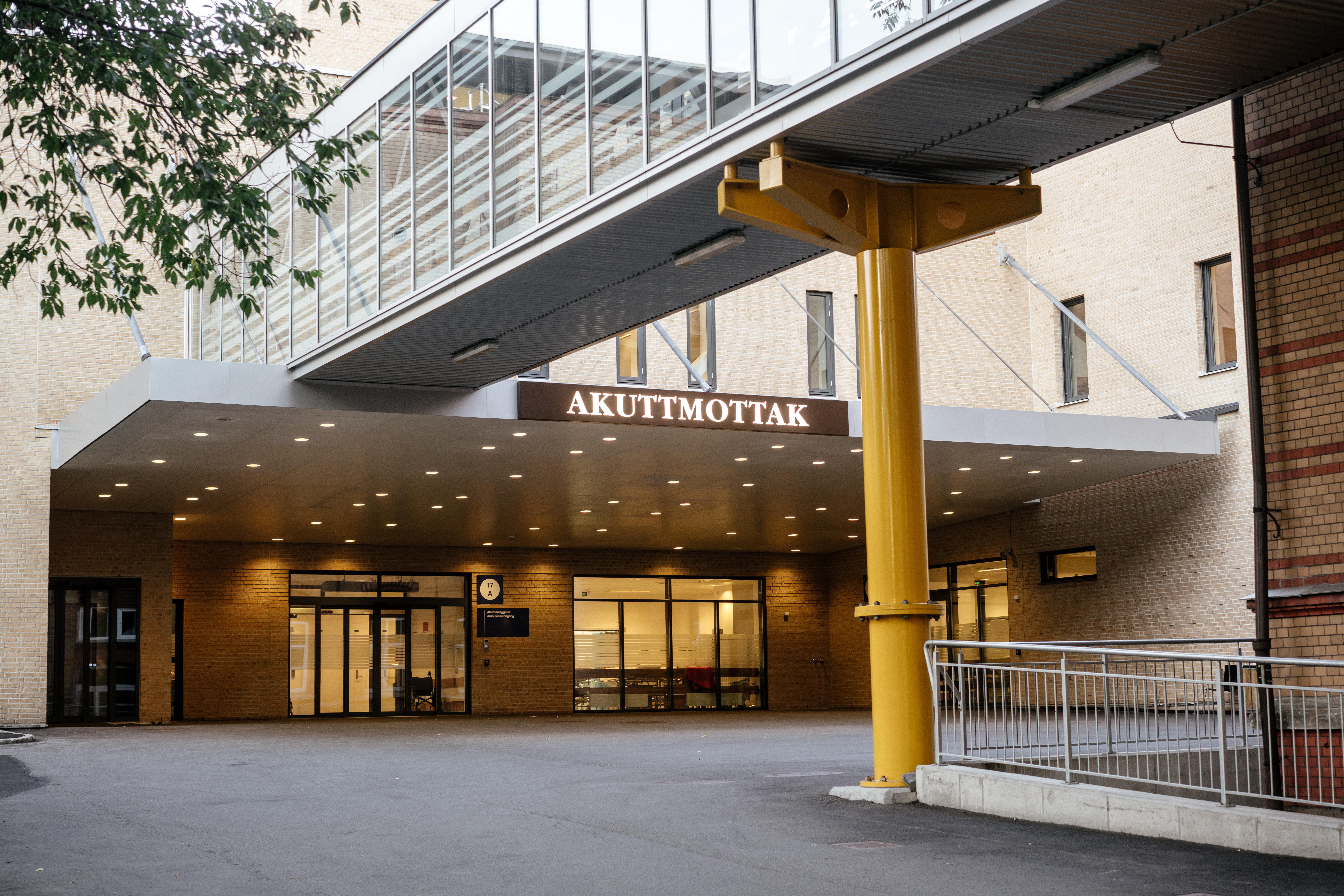 Teraz, kiedy wiadomo, że zaszczepieni rzadko przenoszą infekcję na innych, personel medyczny, który otrzymał pierwszą dawkę co najmniej trzy tygodnie wcześniej, może zostać zwolniony z kwarantanny, jeśli jest niezbędny w miejscu pracy.