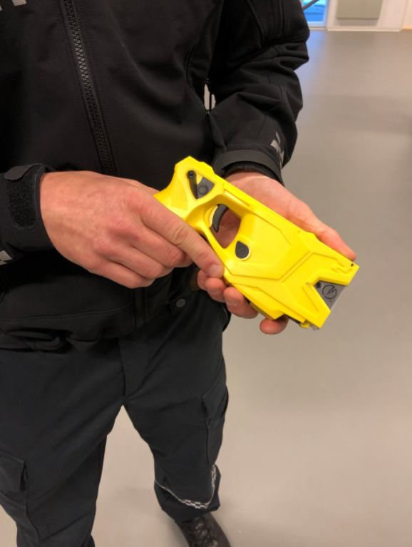   Posiadanie paralizatorów  nie doprowadziło do zwiększonego użycia siły przez policję, ale dostęp do nich może prowadzić do pewnych zmian, w tym ograniczenia użycia gazu pieprzowego, informują służby. 