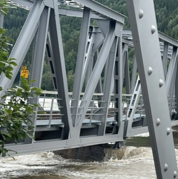 Około 170-metrowy most kolejowy nad Gudbrandsdalslågen w Randklev w Ringebu został poważnie uszkodzony w wyniku ekstremalnych warunków pogodowych