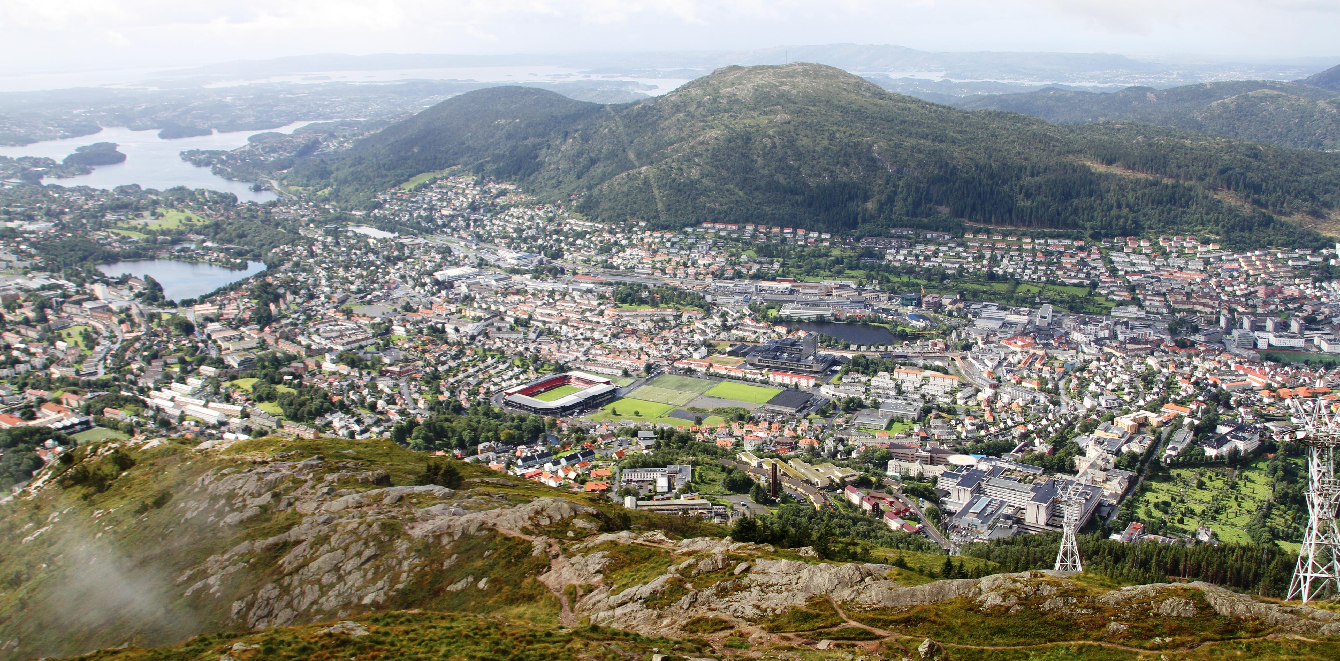Panorama Bergen z widokiem na Brann Stadion.