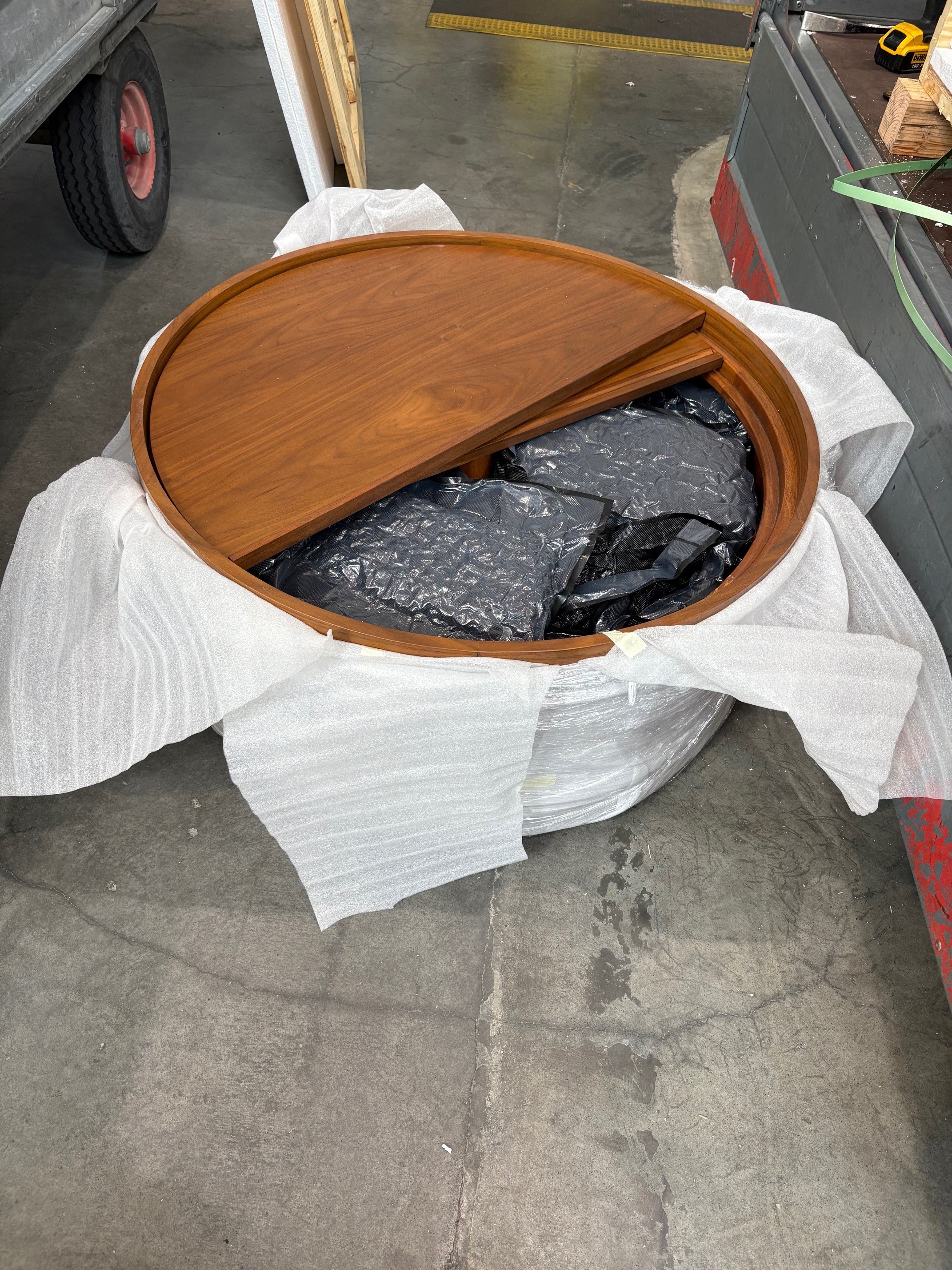 Wzrost liczby konfiskat marihuany w sektorze pocztowym i kurierskim nadal rósł w 2025 roku. Na zdjęciu widać, jak przemytnicy próbowali ukryć 64 kg marihuany w trzech okrągłych stołach w przesyłce ze Stanów Zjednoczonych.