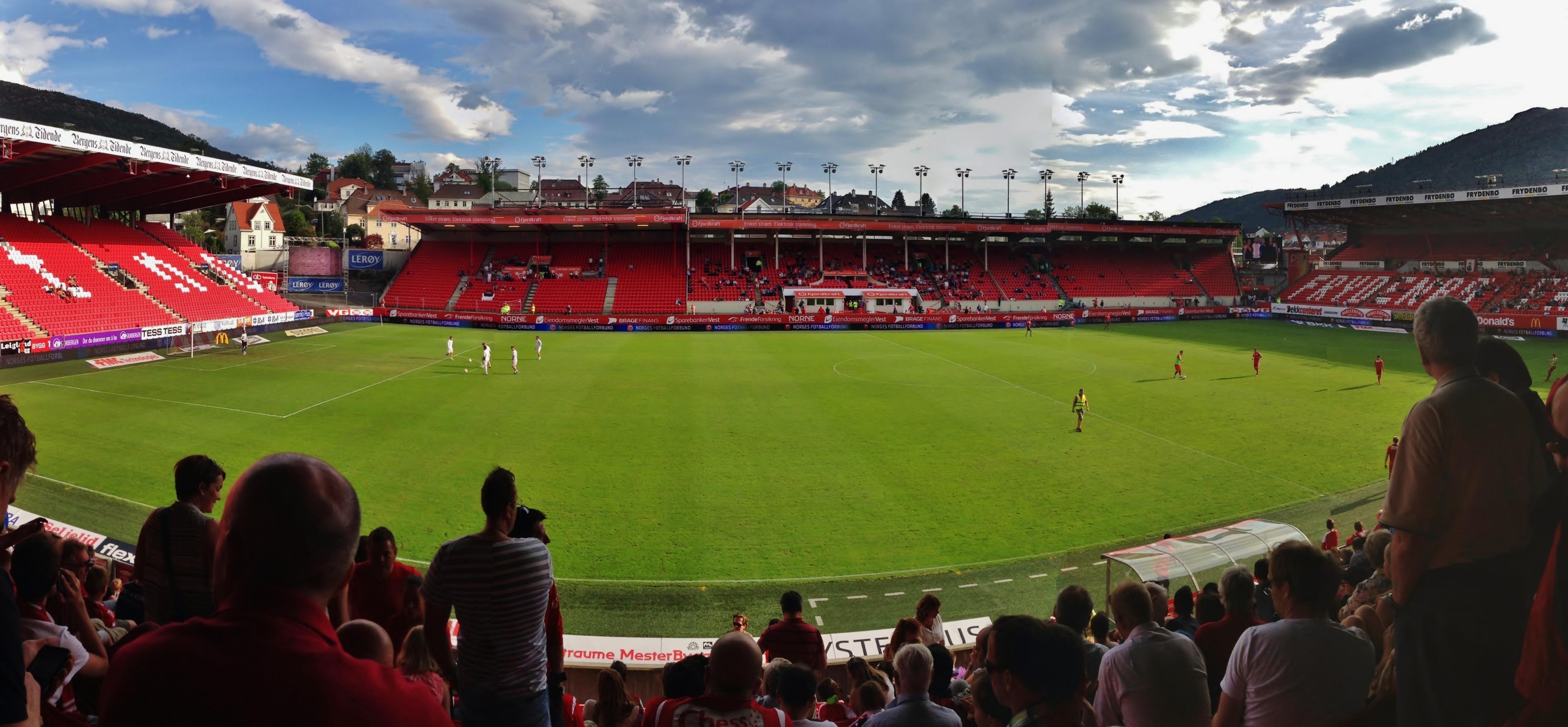 Trybuny bergeńskiego stadionu.