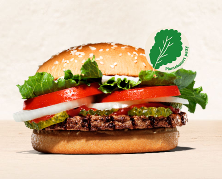 Na zdjęciu: plant based burger, bezmięsna wersja kultowego Whoopera. Roślinny burger sojowy został opracowany tak, aby smakował i wyglądał jak prawdziwe mięso, zapewnia Burger King.