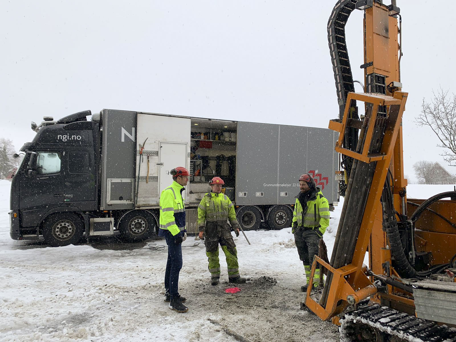 Do poszukiwań wykorzystywany jest m.in. ciężki sprzęt używany przez geotechników.