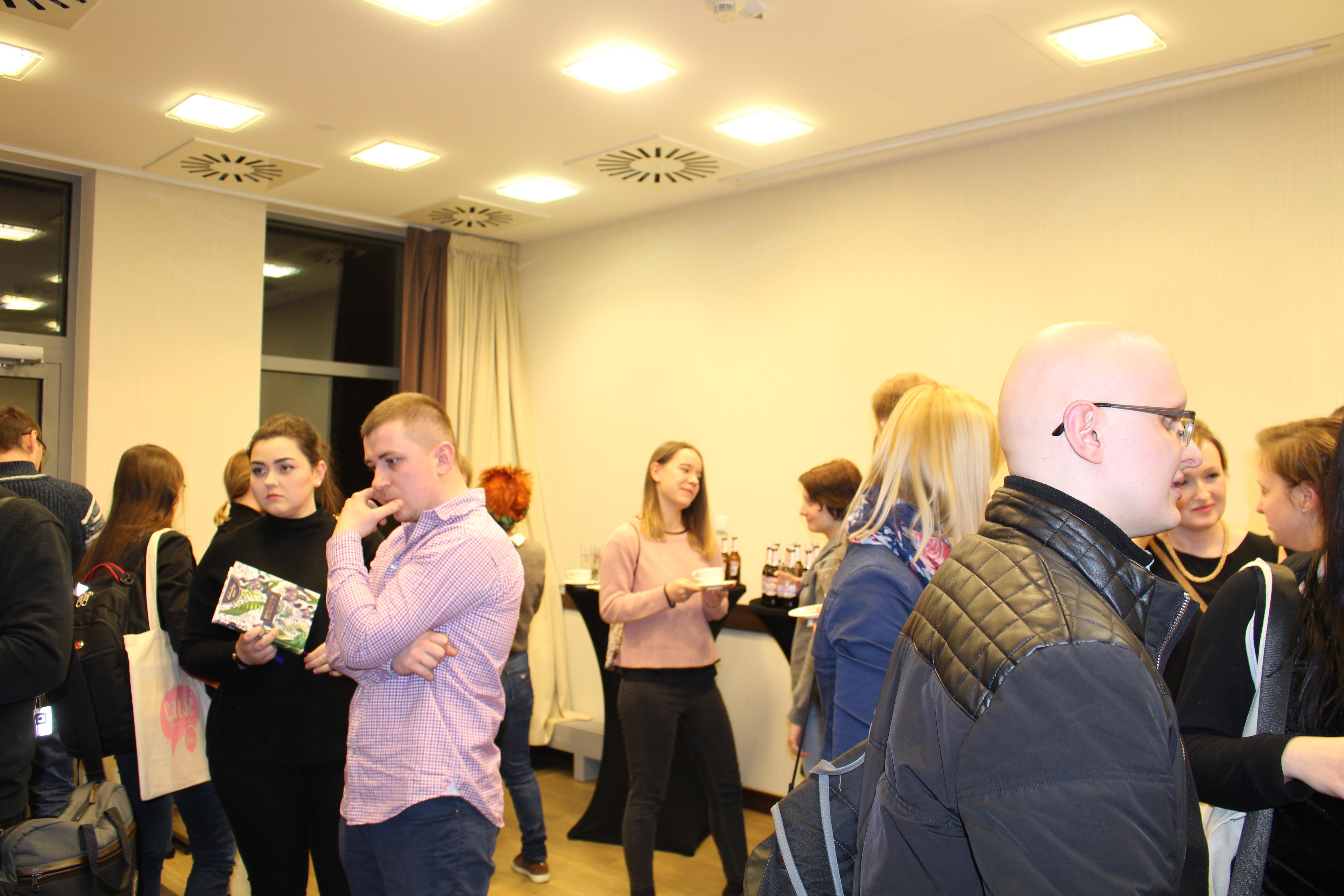 Uczestnicy, prelegenci i organizatorzy 2. edycji NorCamp w czasie przerwy kawowej w sali networkingu