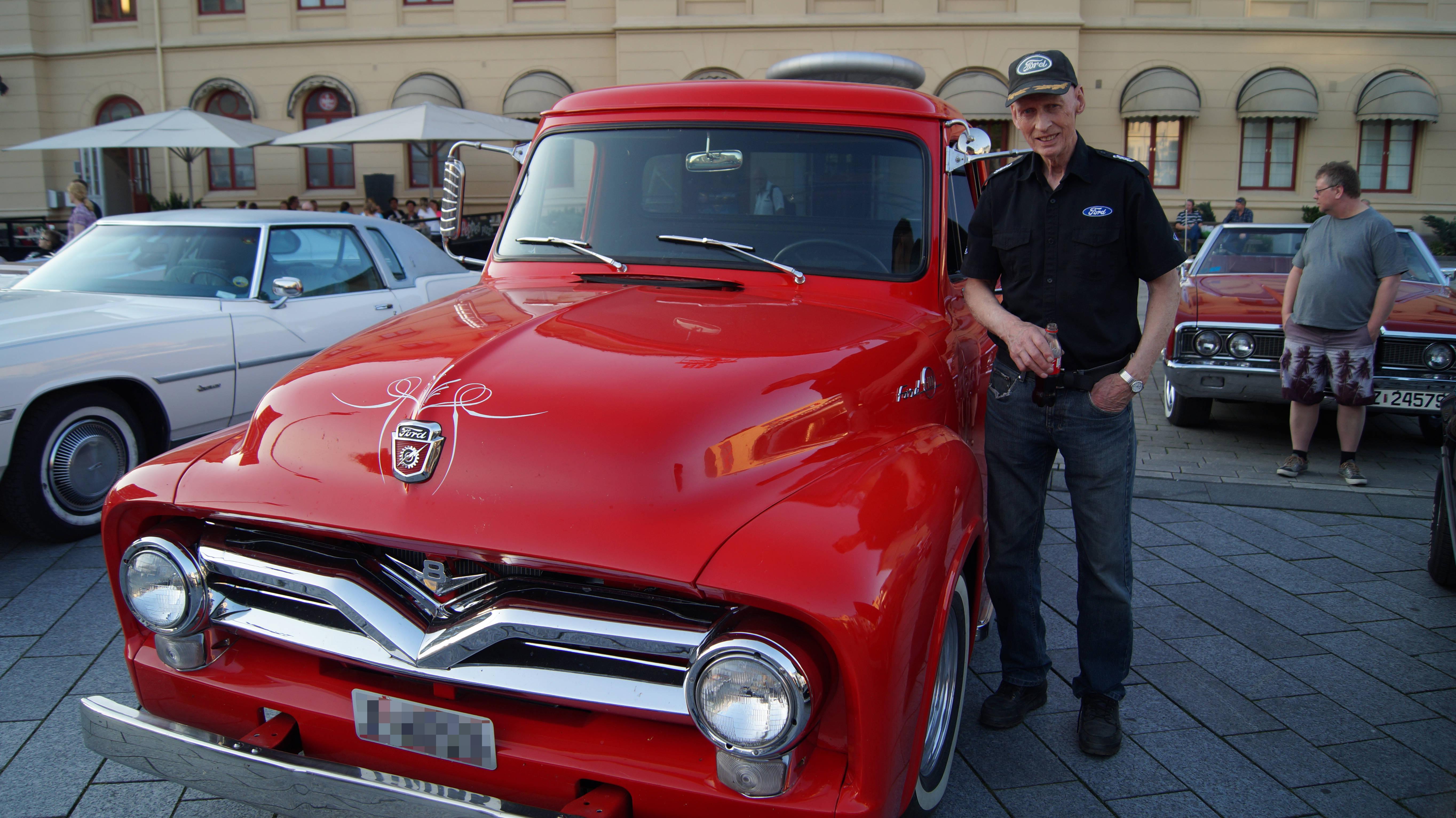 Ford  F-100 z 1955 roku to auto dostawcze, które miało ładowność do pół tony.