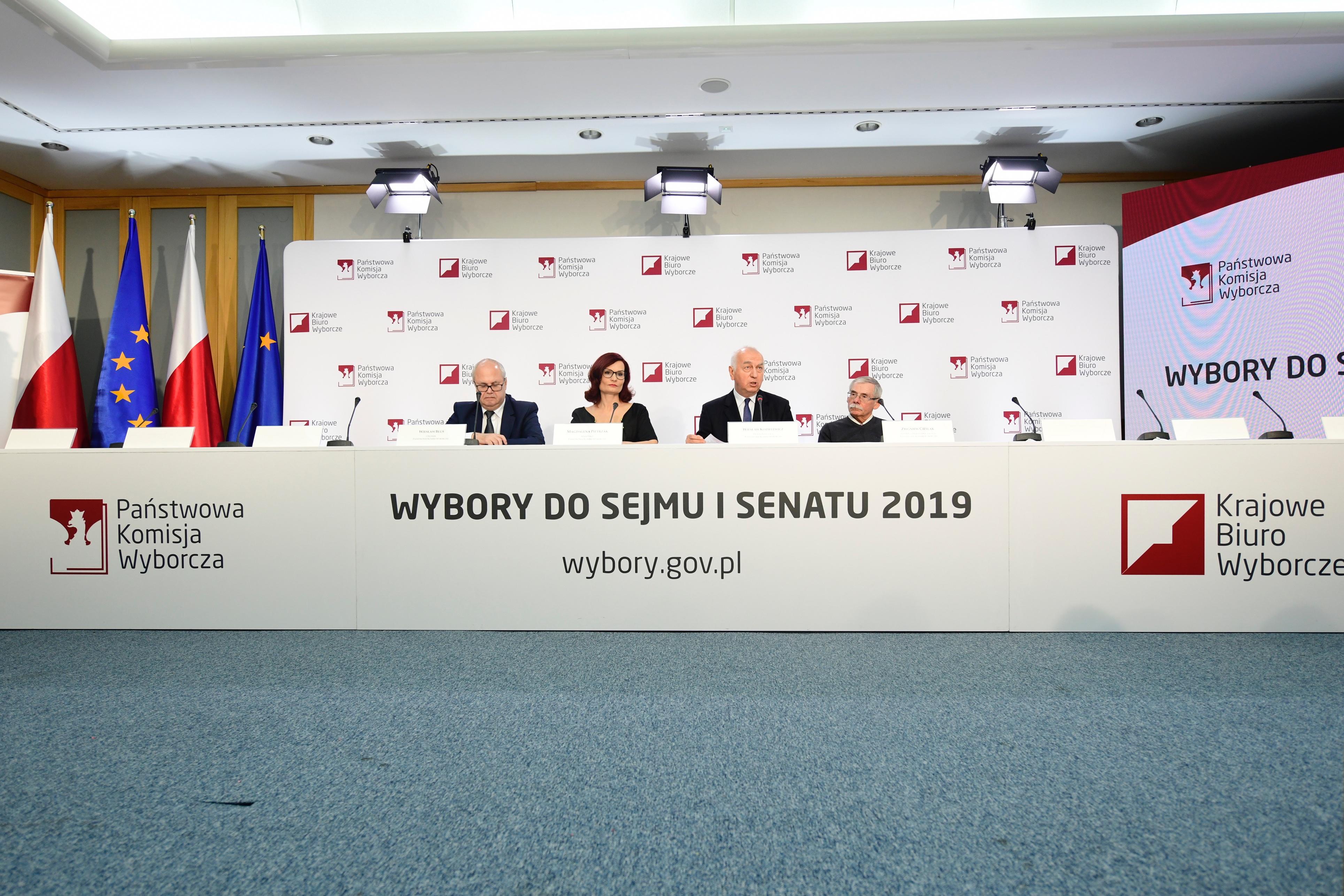 Po zebraniu danych przez PKW z 91,92 proc. komisji PiS znajdował się na prowadzeniu z wynikiem 44,38 proc. 