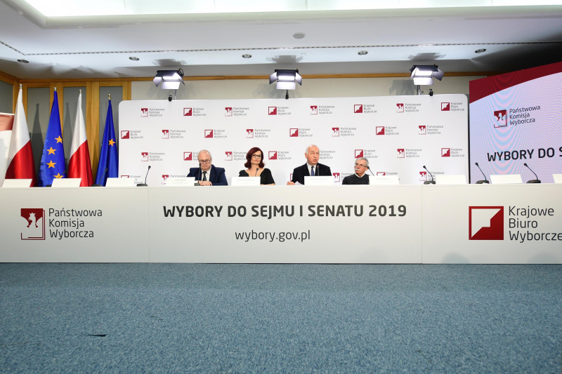 Po zebraniu danych przez PKW z 91,92 proc. komisji PiS znajdował się na prowadzeniu z wynikiem 44,38 proc.